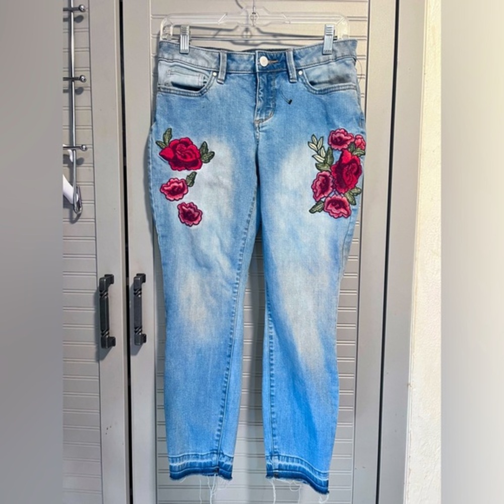 A.N.A Womens Skinny Ankle Jeans Rose Embroidered Raw Hem Size 4 Red Blue FLORAL